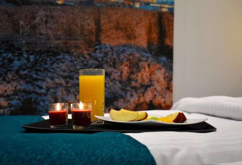 חדר סטנדרט לשלושה, Athenian Montaza