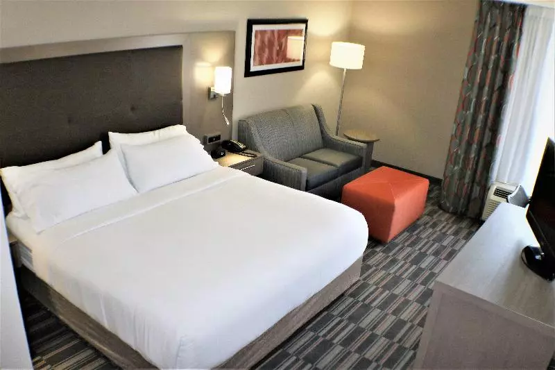 キングサイズベッドのスタンダードルーム, Holiday Inn Express Woodstock Shenandoah Valley, An Ihg
