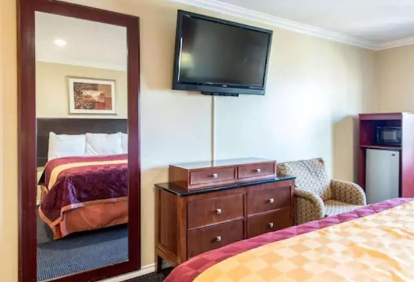 ダブルベッドのエコノミールーム, Queencity Inn