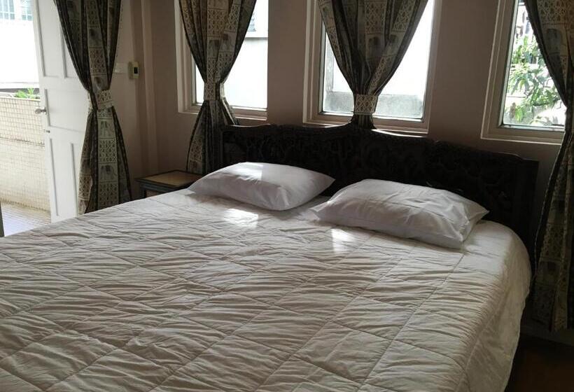 اتاق لوکس با تخت بزرگ, The Grand Palace Hostel