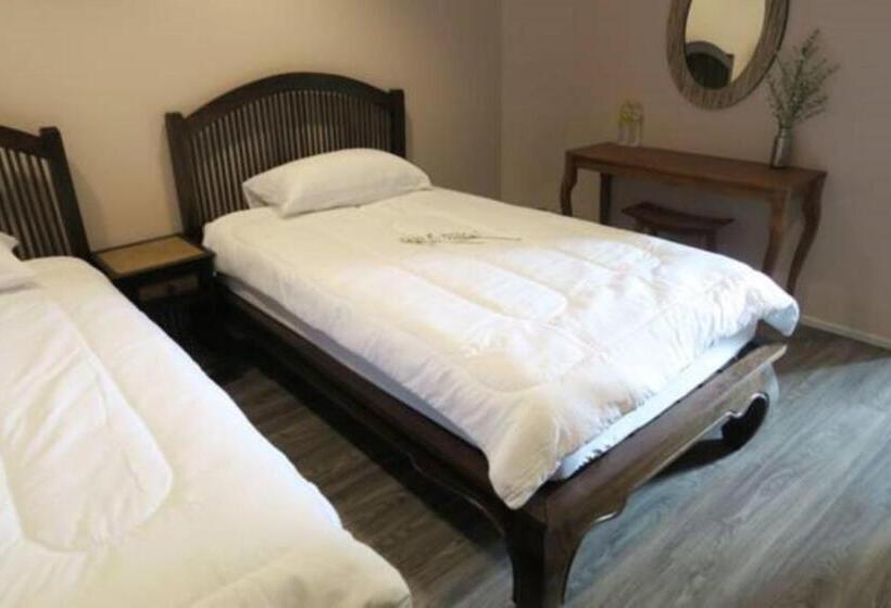 اتاق لوکس, The Grand Palace Hostel