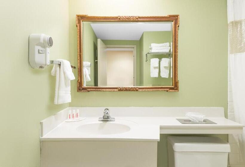 带大床的复式套间, Ramada By Wyndham Vandalia