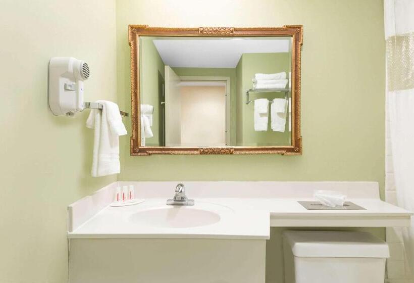 带大床的标准间, Ramada By Wyndham Vandalia