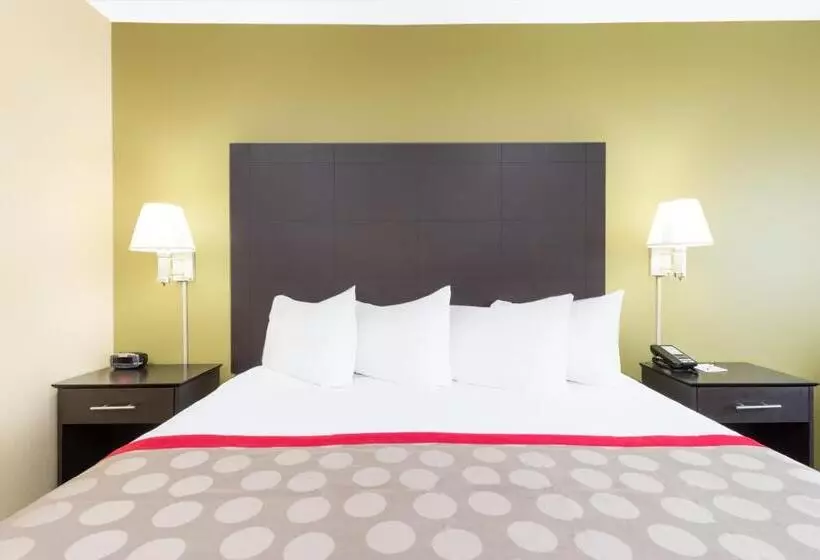 Standard-invahuone King-vuode, Ramada By Wyndham Vandalia