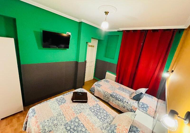 带大床的标准间, Ramada By Wyndham Vandalia