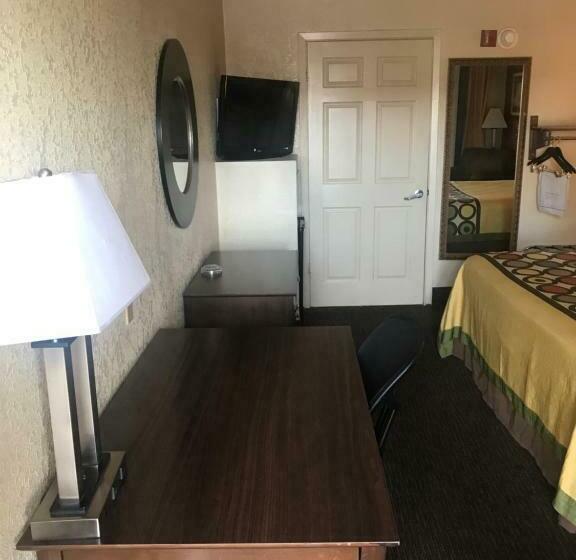 غرفة قياسية سرير كينج لذوى الإحتياجات الخاصة, Super 8 By Wyndham Monroe