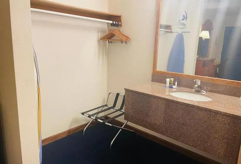 キングサイズベッドのスタンダードルーム, America S Best Value Inn Sandpoint