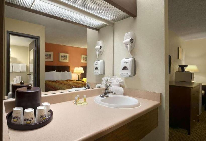 适合残疾人士使用的带超级大床的标准间, Days Inn & Suites By Wyndham Stevens Point
