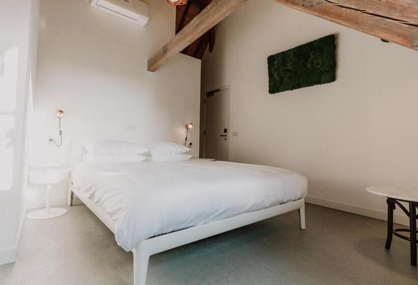 غرفة قياسية سرير كينج, Brass