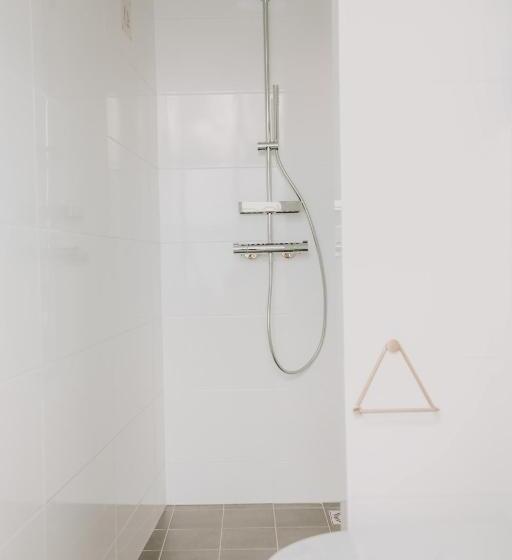 غرفة أساسية, Brass