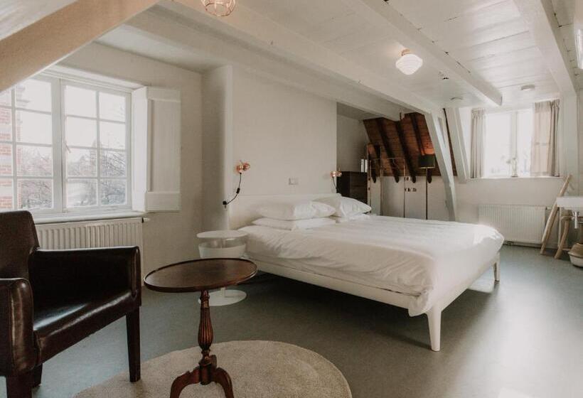 جناح عائلي, Brass