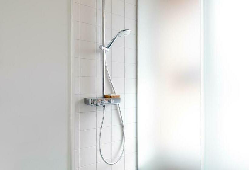 四人标准间, The Bellhop