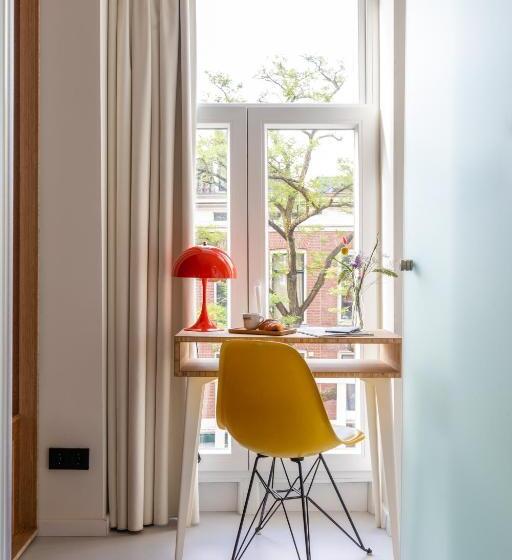 四人标准间, The Bellhop