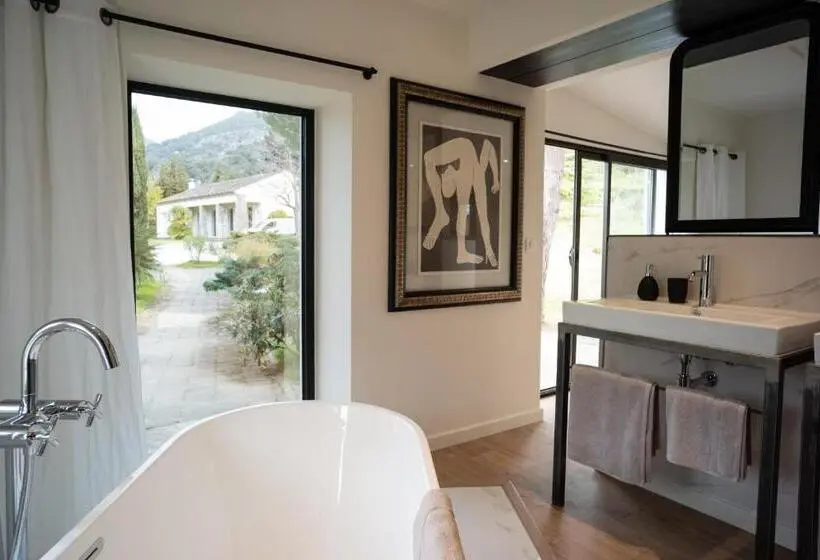 Deluxe Suite King Bed, Villa Milanu