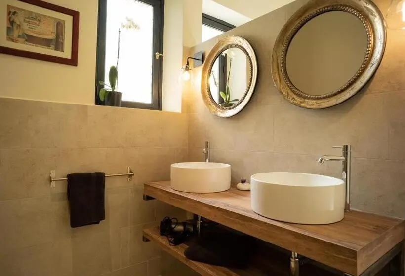 اتاق لوکس با چشم‌انداز دریا, Villa Milanu