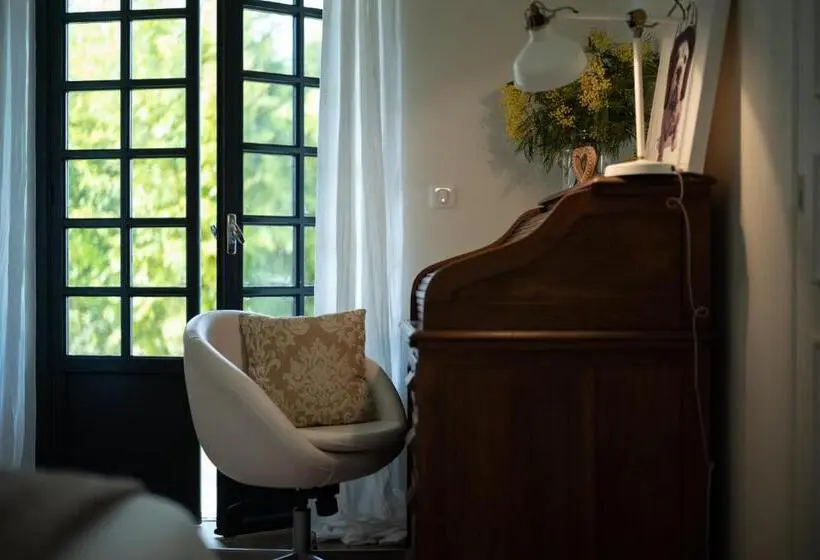 اتاق لوکس با چشم‌انداز دریا, Villa Milanu
