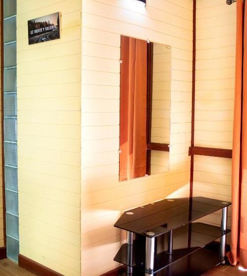 غرفة قياسية ثلاثية, Coyote Rooms