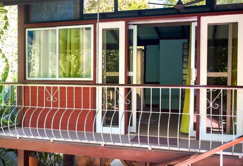 غرفة قياسية ثلاثية, Coyote Rooms