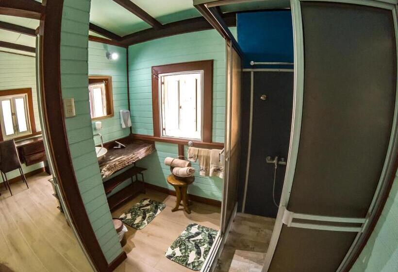 غرفة قياسية ثلاثية, Coyote Rooms