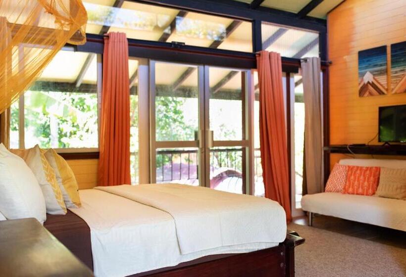 غرفة قياسية ثلاثية, Coyote Rooms