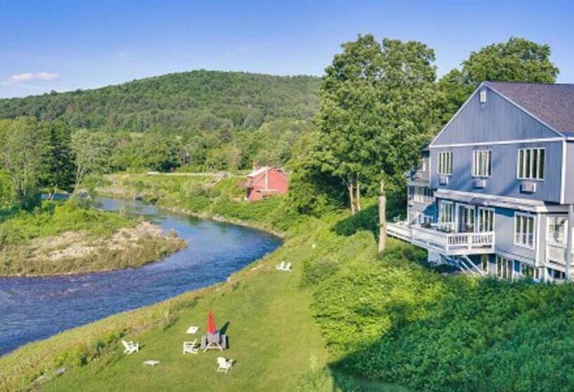 غرفه قياسيه سريرين مزدوجين, The Shire Woodstock