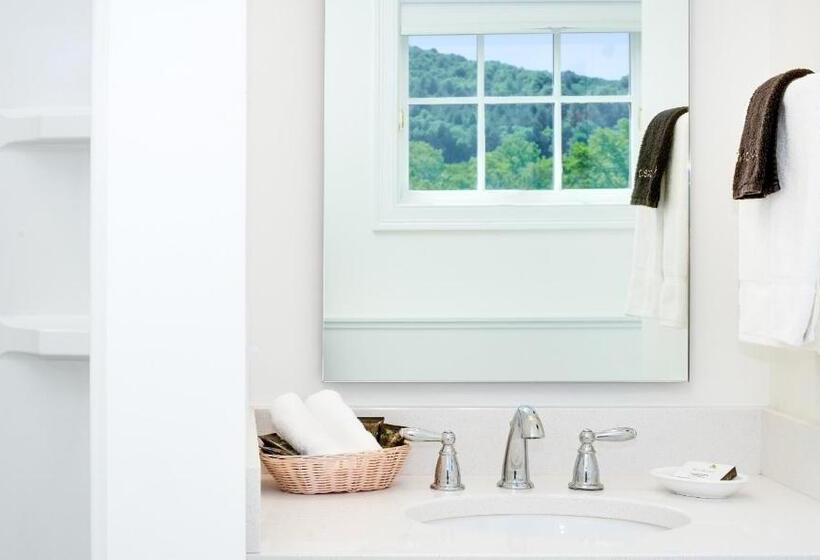 غرفة قياسية مطلّة علي النهر, The Shire Woodstock