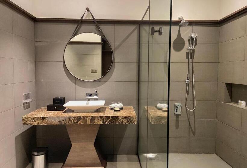 اتاق پرمیوم, Senna Hue