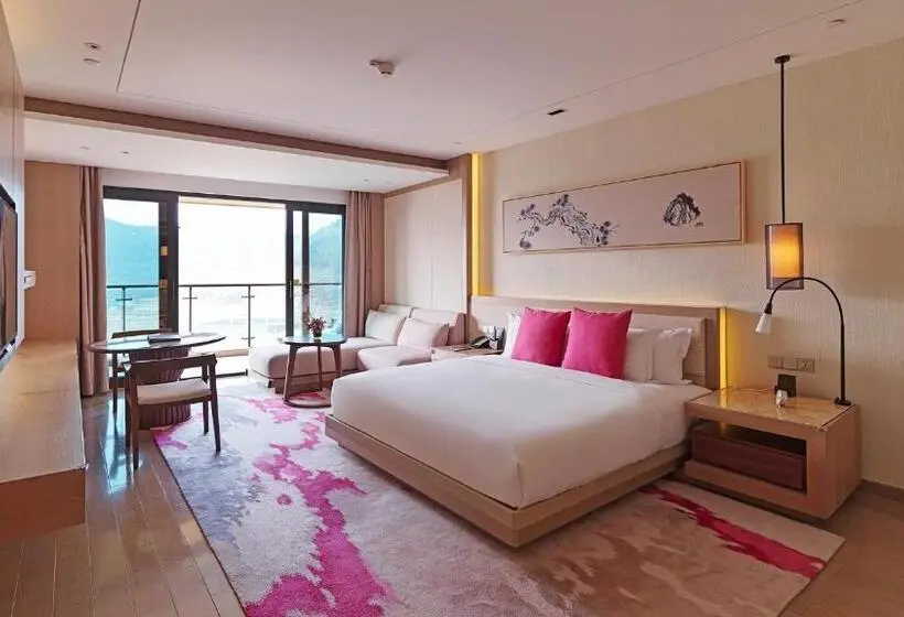 キングサイズベッドのスタンダードルーム, Crowne Plaza Ningbo Xiangshan Sea View, An Ihg
