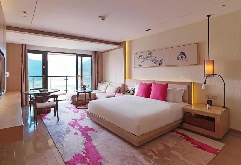 キングサイズベッドのスタンダードルーム, Crowne Plaza Ningbo Xiangshan Sea View, An Ihg