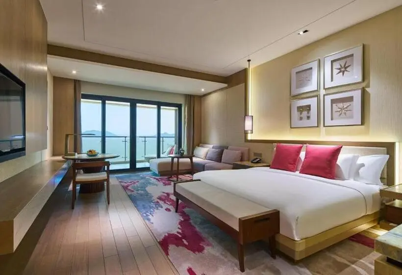 キングサイズベッドのデラックスルーム, Crowne Plaza Ningbo Xiangshan Sea View, An Ihg