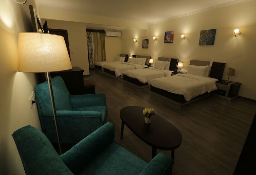 اتاق خانوادگی, Pyramid Edge Hotel & Exclusive Pyramids View Rooftop