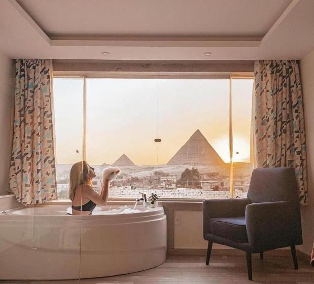 سوییت اجرایی, Pyramid Edge Hotel & Exclusive Pyramids View Rooftop