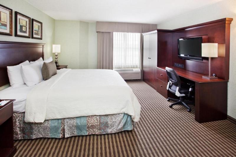 장애인을 위한 킹사이즈 침대 스탠다드 룸, Holiday Inn Express Hotel & Suites Atlanta Buckhead, An Ihg