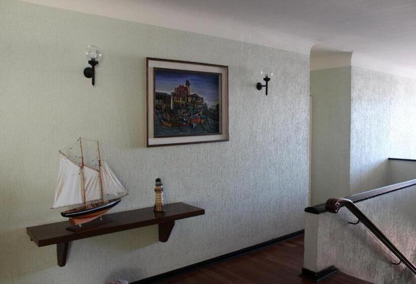 חדר סטנדרט לשלושה, Alhambra