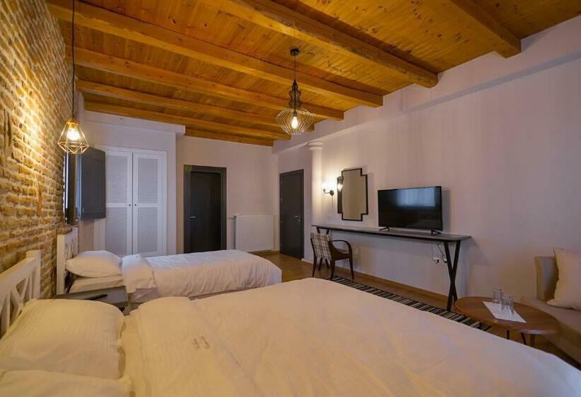 غرفة عائلية, Barba Boutique