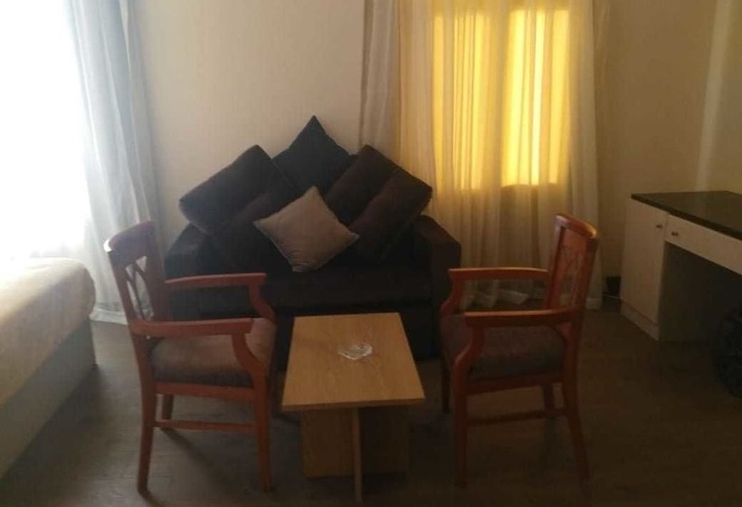 اتاق لوکس با چشم‌انداز استخر, Horizon Loaloat El Nile