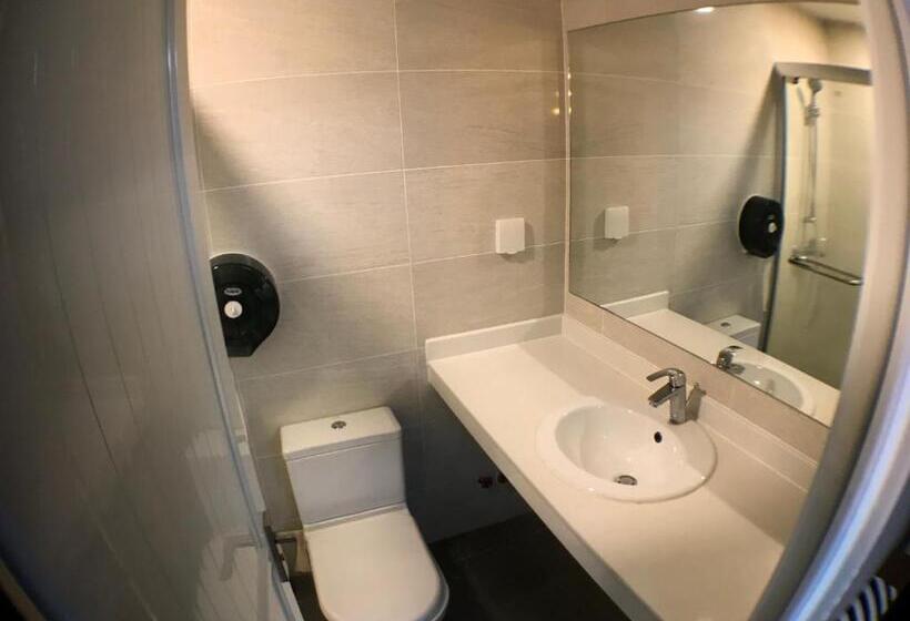 اتاق سوپریور, The House