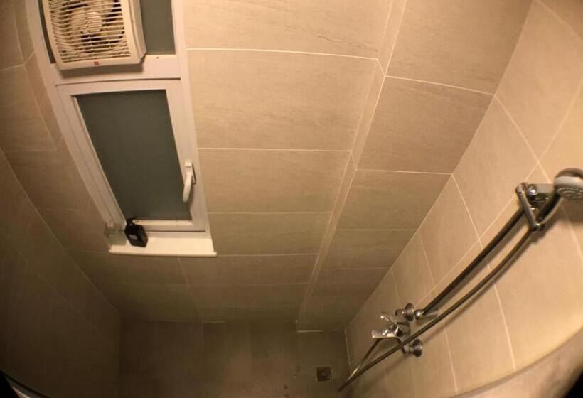 اتاق سوپریور, The House