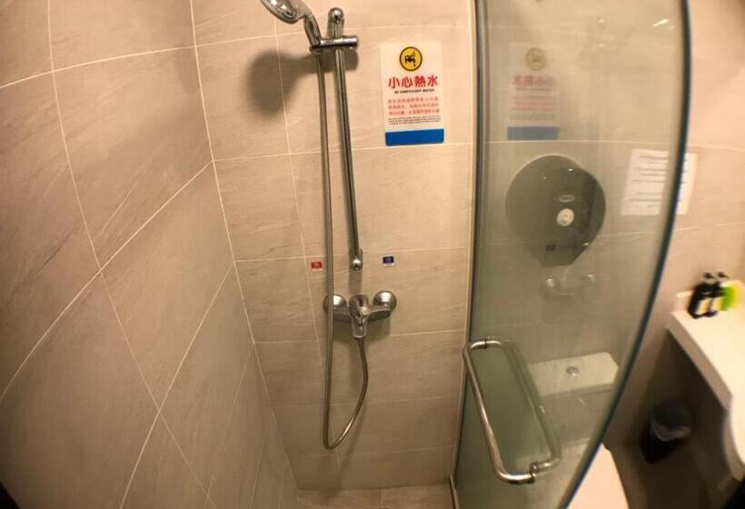 اتاق سوپریور, The House