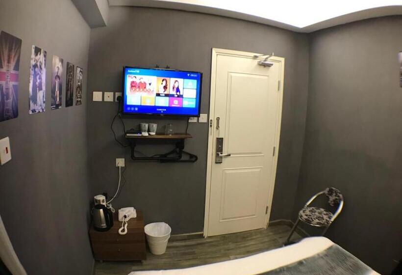 اتاق سوپریور, The House