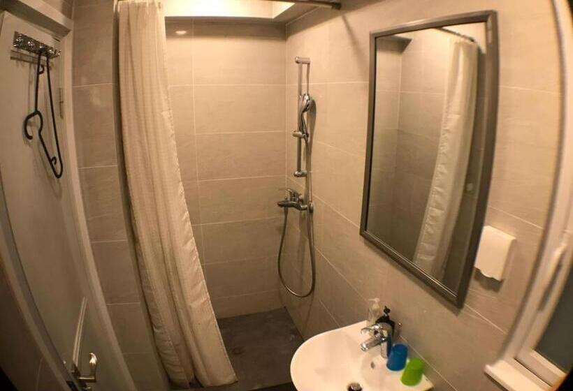 اتاق سوپریور, The House