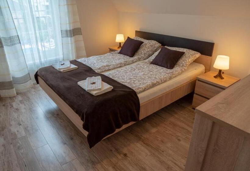 اتاق استاندارد با چشمانداز استخر, F57 Frankó Családi Panzió