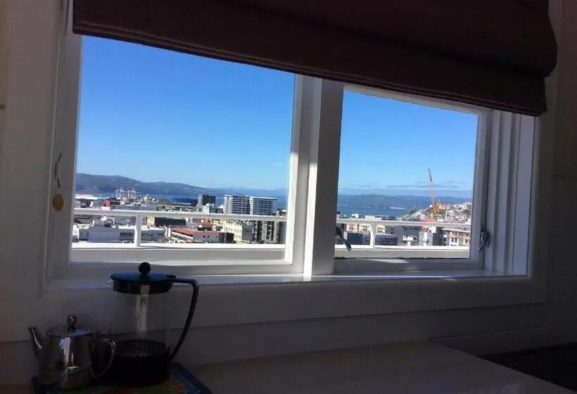 ペントハウススイート, Capital View Motor Inn