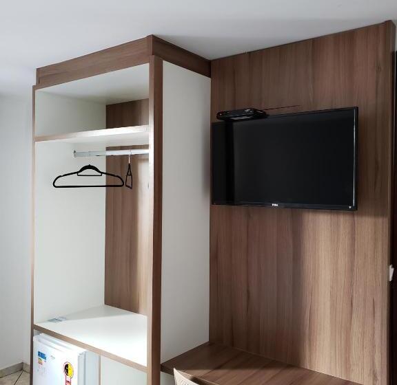 חדר סטנדרט לשלושה, Executive Plaza