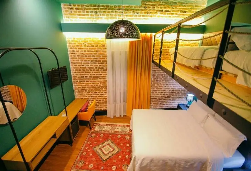 اتاق لوکس خانوادگی, Cathedral Boutique