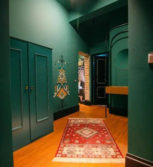 اتاق لوکس خانوادگی, Cathedral Boutique