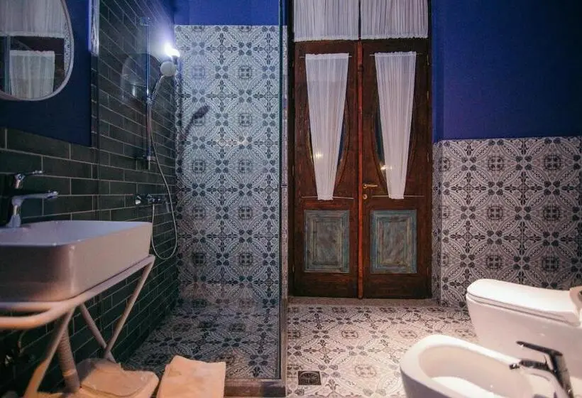 اتاق لوکس خانوادگی, Cathedral Boutique