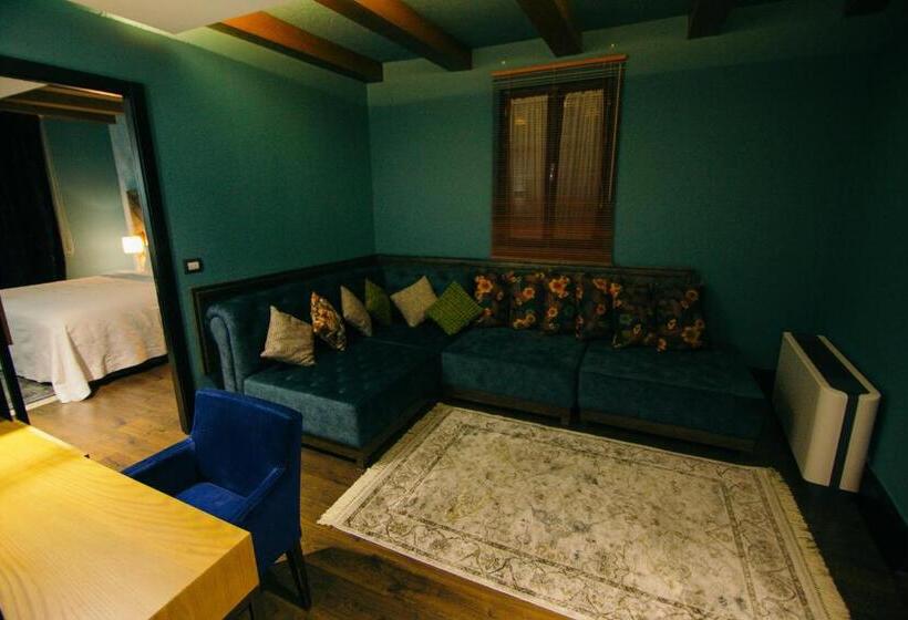 جناح عائلي, Cathedral Boutique