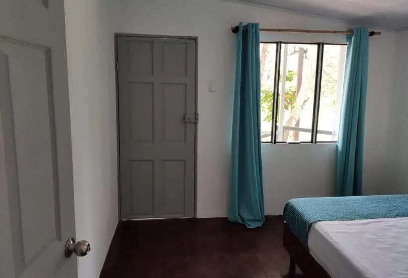 Vuode Makuusalissa, Uvita Pirates Hostel