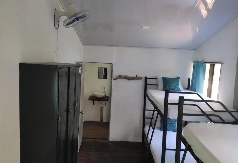 Vuode Makuusalissa, Uvita Pirates Hostel